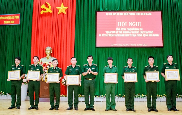 Đại tá Huỳnh Văn Đông - Bí thư Đảng ủy, Chính ủy BĐBP tỉnh Kiên Giang trao khen thưởng cho các cá nhân đạt giải trong cuộc thi.