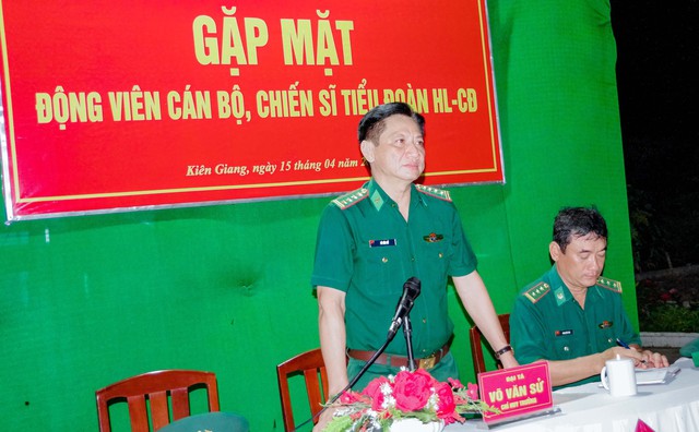 Đại tá Võ Văn Sử, Chỉ huy trưởng BĐBP tỉnh Kiên Giang trực tiếp lắng nghe ý kiến của cán bộ và chiến sĩ mới.