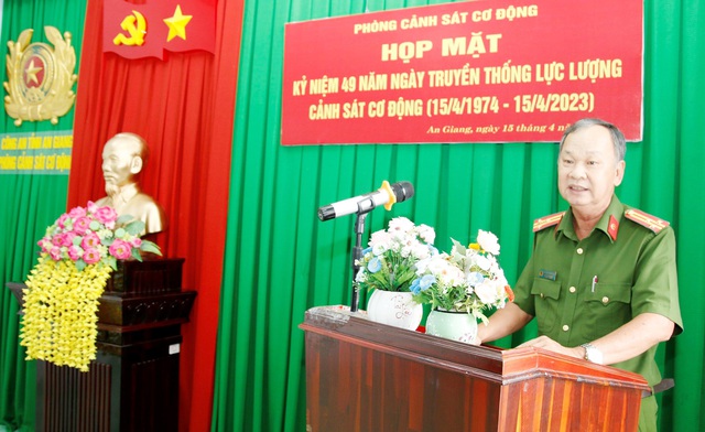 Thượng tá Nguyễn Thanh Tùng - Phó trưởng phòng CSCĐ phát biểu ôn lại truyền thống vẻ vang 49 năm xây dựng và trưởng thành của lực lượng CSCĐ.