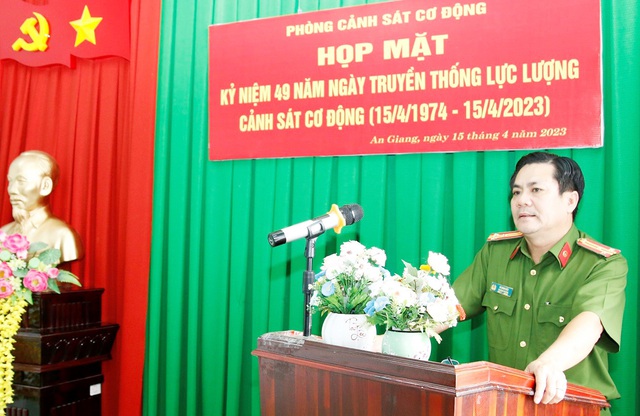 Thượng tá Hà Minh Đấu- Trưởng phòng CSCĐ Công an tỉnh phát biểu tại buổi họp mặt và phát động phong trào thi đua trong toàn thể đơn vị.