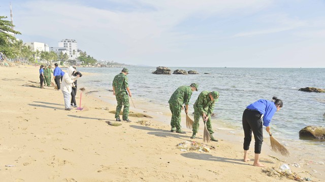 Các bạn đoàn viên, thanh niên liên chi đoàn quét dọn rác thải quanh khu vực bãi biển Dinh Cậu, Khu phố 2, phường Dương Đông, TP. Phú Quốc.