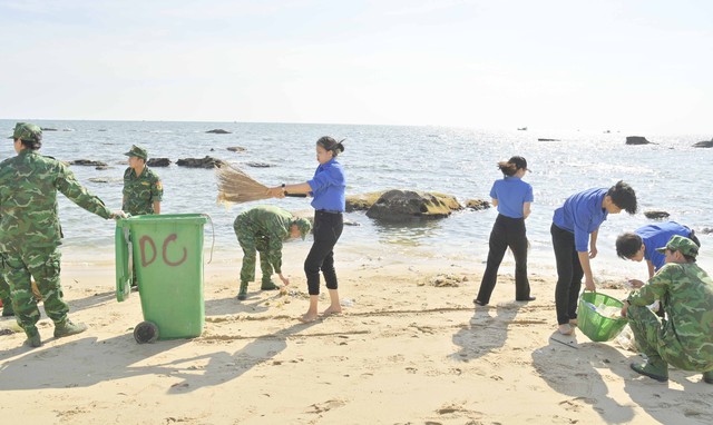 Tuần nào cũng vậy, vào thứ 7, chủ nhật là các bạn trẻ lại cùng nhau đi dọc các bãi biển thu gom, quét dọn, thu gom rác thải tại khu vực bãi biển Dinh Cậu, Phú Quốc.