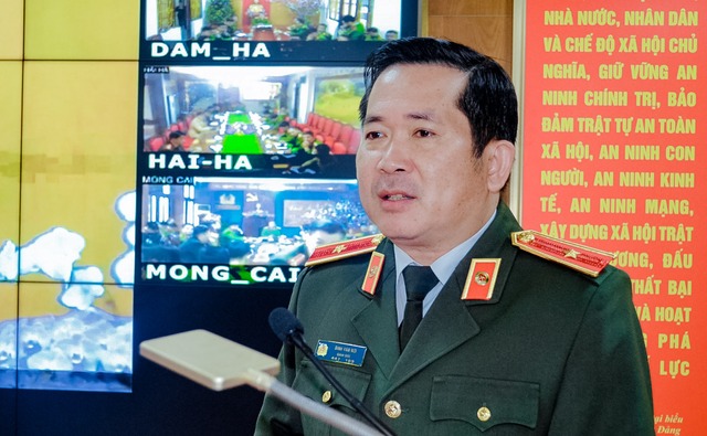 Thiếu tướng Đinh Văn Nơi công khai số điện thoại tiếp nhận tin tố giác tội phạm. Ảnh: Công an tỉnh Quảng Ninh