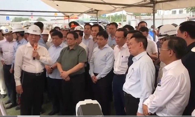 Thủ tướng Phạm Minh Chính nghe báo cáo về tuyến độ thi công