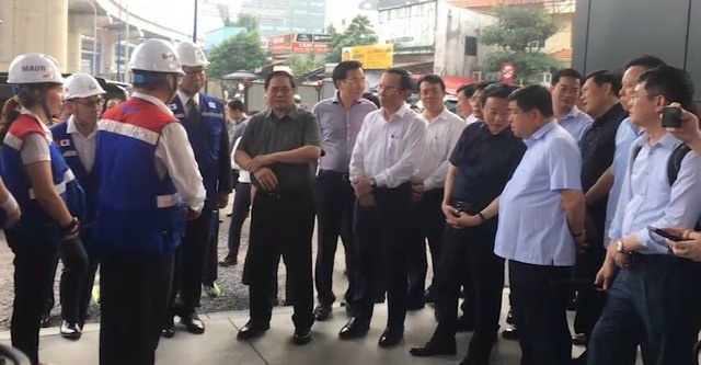 Thủ tướng Phạm Minh Chính cùng đoàn công tác làm việc tại công trường metro