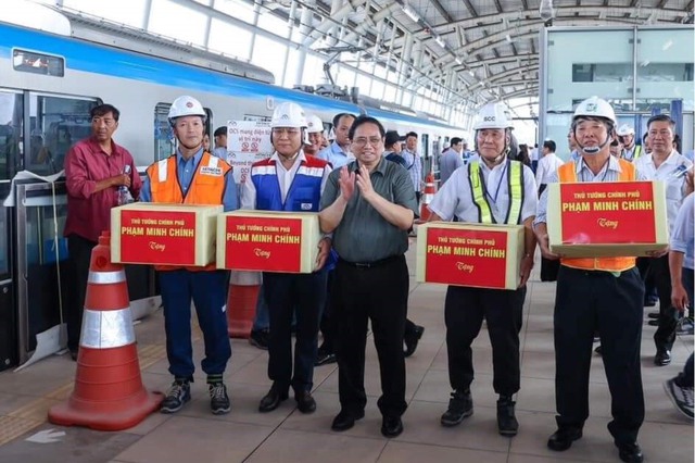 Sau khi kết thúc chuyến đi, Thủ tướng Phạm Minh Chính tặng quà động viên các chuyên gia, kỹ sư Nhật Bản tham gia thi công dự án metro Bến Thành - Suối Tiên.