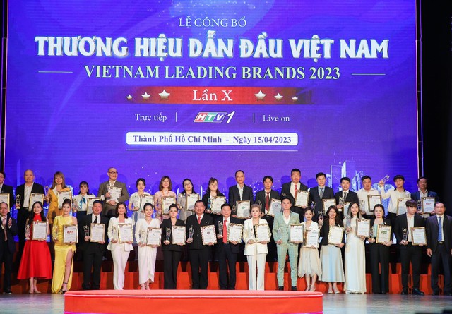 Tùng Bách Land vinh dự nằm trong “Top 10 thương hiệu dẫn đầu Việt Nam 2023” - Ảnh 2.