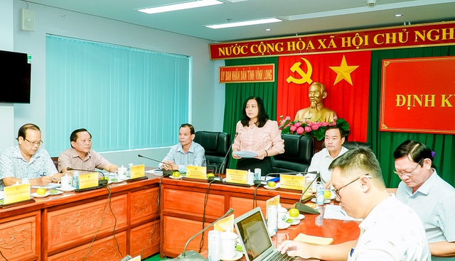 Bà Phạm Thị Nở, Chánh Văn phòng UBND tỉnh Vĩnh Long thông tin tình hình phát triển kinh tế xã hội tỉnh trong Quý I năm 2023 tại buổi họp báo.