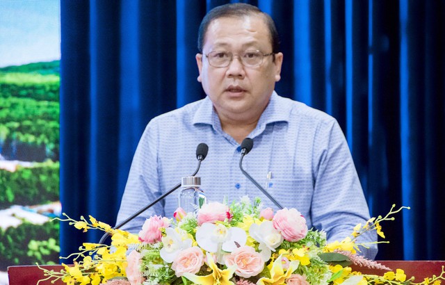 Ông Nguyễn Văn Đen, Phó Giám đốc Sở Thông tin và Truyền thông tỉnh Cà Mau báo cáo công tác thông tin tuyên truyền về Cà Mau trên báo chí và các phương tiện thông tin đại chúng năm 2022.