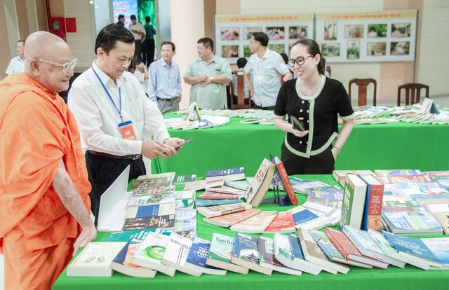 Các đại biểu tham quan khu triển lãm sách tại liên hoan