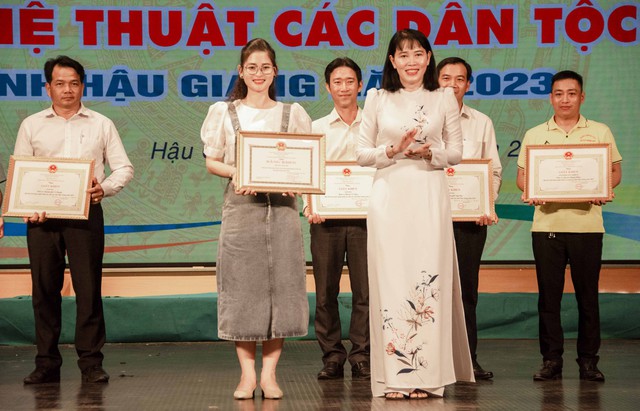 Bà Hồ Thu Ánh - Phó Chủ tịch UBND tỉnh Hậu Giang tặng Bằng khen của UBND tỉnh cho huyện Long Mỹ đạt giải Nhất có tiết mục, diễn viên và dàn dựng xuất sắc.