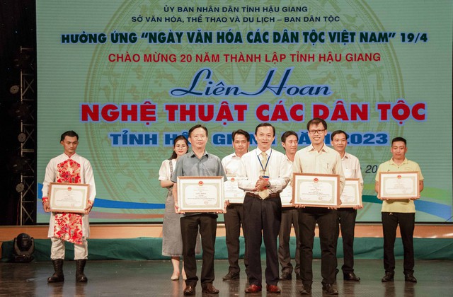 Ông Lê Công Khanh - Giám đốc Sở Văn hóa, Thể thao và Du lịch tỉnh Hậu Giang trao giải Nhì cho các đơn vị có tiết mục, diễn viên và dàn dựng xuất sắc.