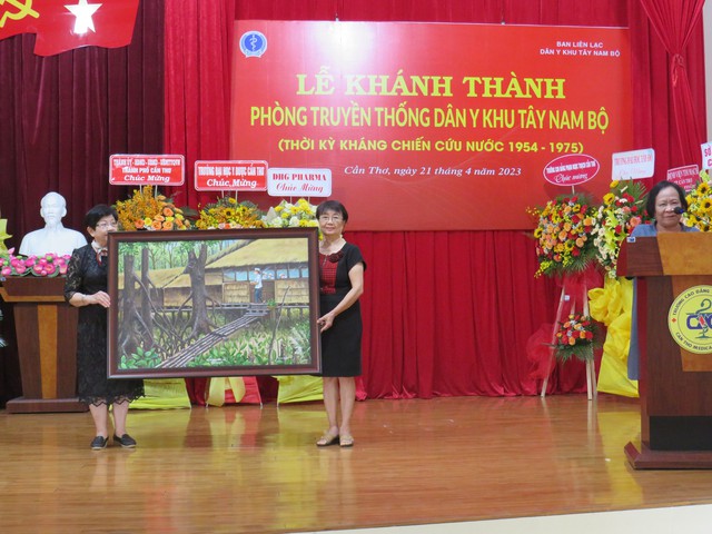 Anh hùng lao động Phạm Thị Việt Nga tặng Phòng truyền thống bức tranh cơ sở Dân y khu Tây Nam Bộ trong thời kỳ kháng chiến cứu nước.