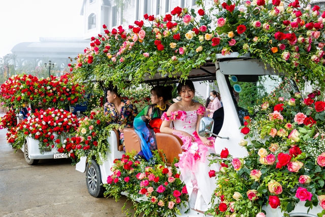 Những chiếc xe diễu hành được trang hoàng bởi hàng nghìn đóa hoa hồng.