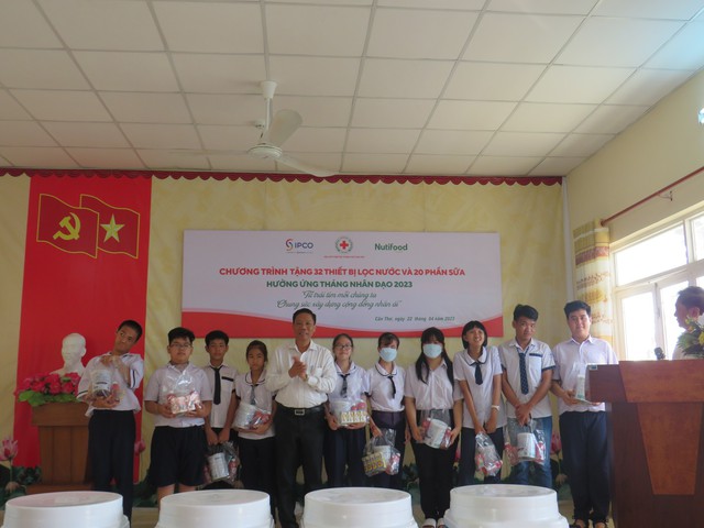 Ông Nguyễn Thực Hiện - Phó Chủ tịch UBND TP. Cần Thơ, trao quà cho các em học sinh