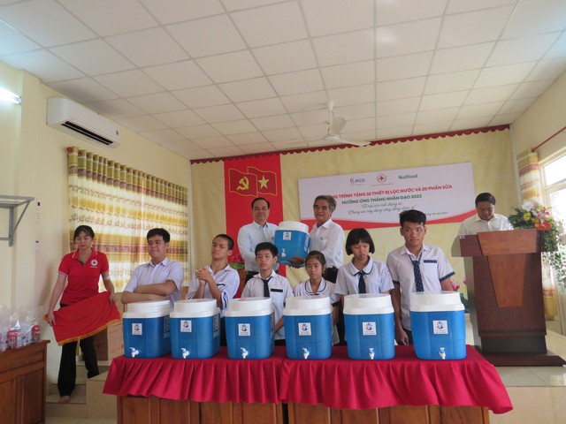Thầy Trần Lê Duy Khiêm - Hiệu trưởng trường Dạy trẻ khuyết tật Cần Thơ (bìa phải) nhận thiết bị lọc nước.