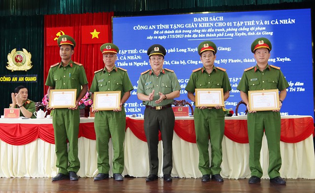 Đại tá Lâm Phước Nguyên, Giám đốc Công an tỉnh trao thưởng cho các tập thể, cá nhân có thành tích xuất sắc