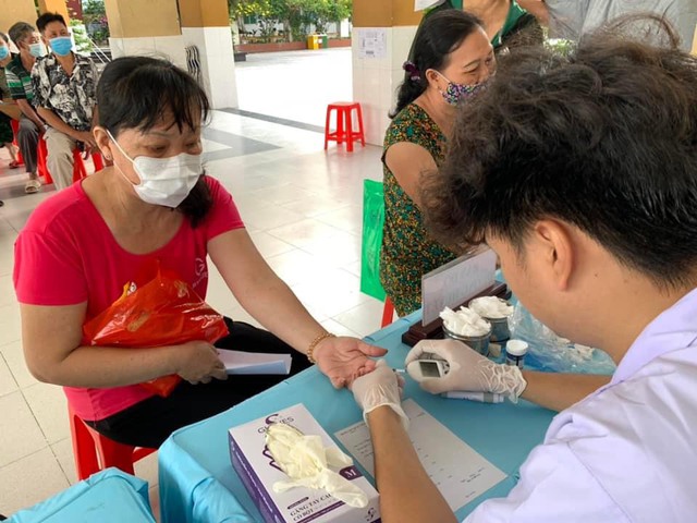 Quận Tân Phú (TP.HCM): Khám bệnh và phát thuốc miễn phí cho người dân phường Tân Thới Hòa  - Ảnh 1.