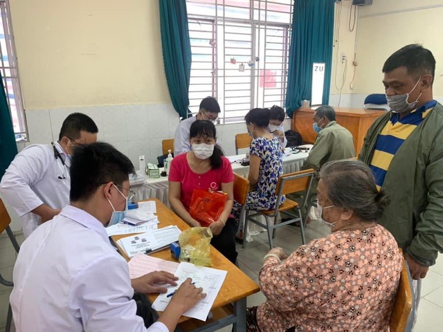 Quận Tân Phú (TP.HCM): Khám bệnh và phát thuốc miễn phí cho người dân phường Tân Thới Hòa  - Ảnh 2.
