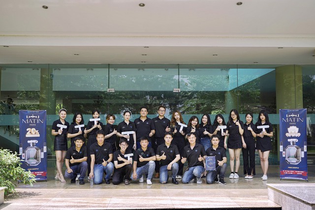 Tập thể cán bộ, nhân viên Công ty TNHH Viet Nam chụp ảnh lưu niệm trong ngày ra mắt thương hiệu nước hoa Martin.