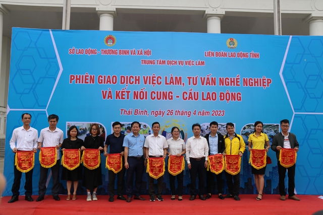 Thái Bình: Phó chủ tịch Tổng Liên đoàn Lao động Việt Nam dự lễ phát động Tháng công nhân. - Ảnh 4.
