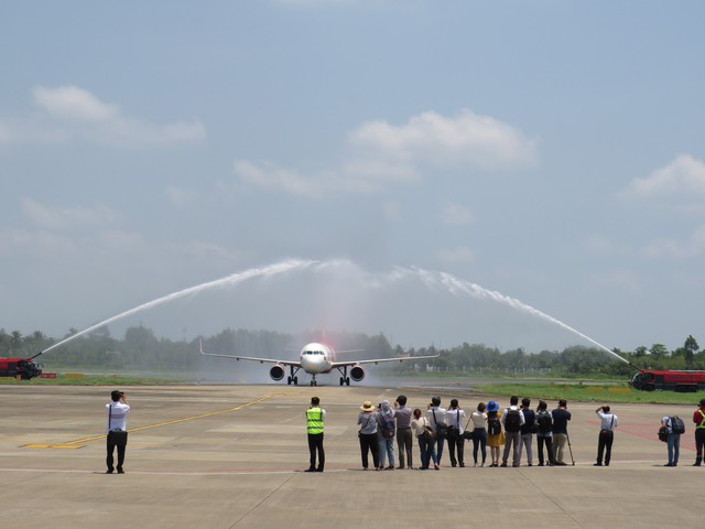Nghi thức phun vòi rồng đón máy bay đầu tiên khai thác đường bay Cần Thơ - Quảng Ninh tại Cảng Hàng không Quốc tế Cần Thơ (IMG 1191)