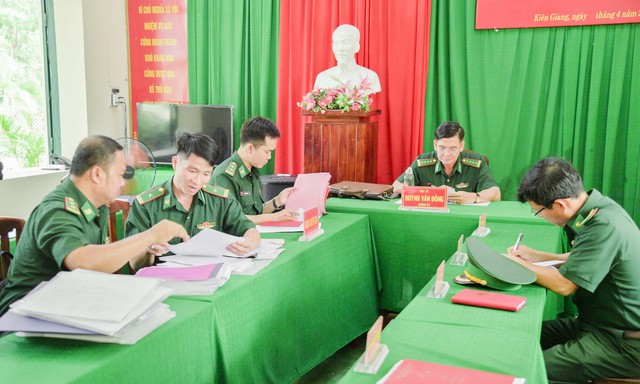 Đoàn công tác của Đảng ủy Bộ đội Biên phòng kiểm tra tại đồn Biên phòng cửa khẩu Giang Thành.