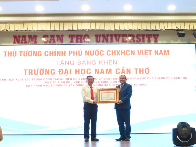 Ông Nguyễn Thành Đông - Thành uỷ viên, Phó CT/HĐND TP.Cần Thơ, trao Bằng khen của Thủ tướng cho đại diện Tập thể DNC .