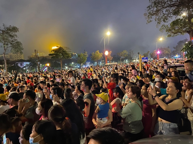 Phú Thọ: Người dân mãn nhãn với màn trình diễn pháo hoa dịp Giỗ Tổ Hùng Vương 2023 - Ảnh 5.