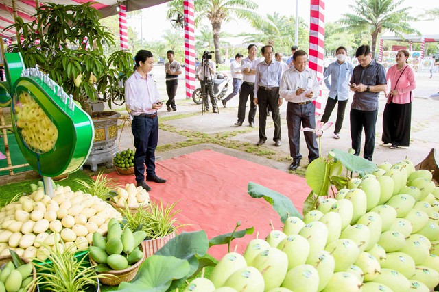 Các đại biểu chấm phần thi trưng bày mâm quả đẹp của đơn vị huyện Cao lãnh.