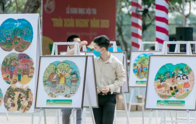 Các tác phẩm tranh vẽ trên lá sen được trưng bày tại lễ hội.