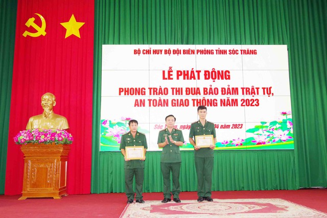 Đại tá Nguyễn Trìu Mến - Bí thư Đảng ủy, Chính ủy BĐBP tỉnh tặng giấy khen cho 2 cá nhân có thành tích đột xuất, tiêu biểu trong đấu tranh phòng, chống tội phạm buôn lậu, gian lận thương mại và hàng giả.
