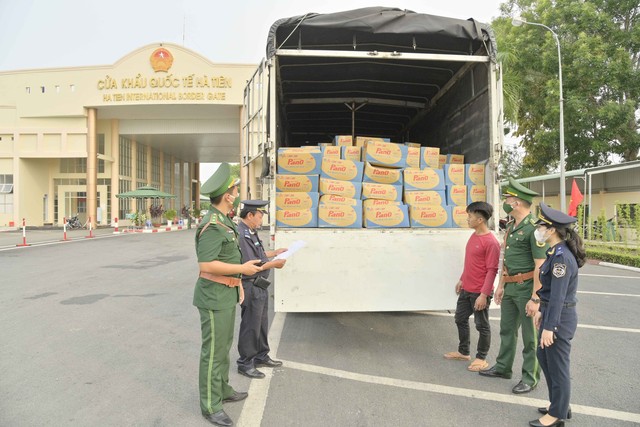 Lực lượng Biên phòng phối hợp cùng lực lượng Hải quan kiểm tra hàng hóa xuất nhập qua cửa khẩu Quốc tế Hà Tiên.