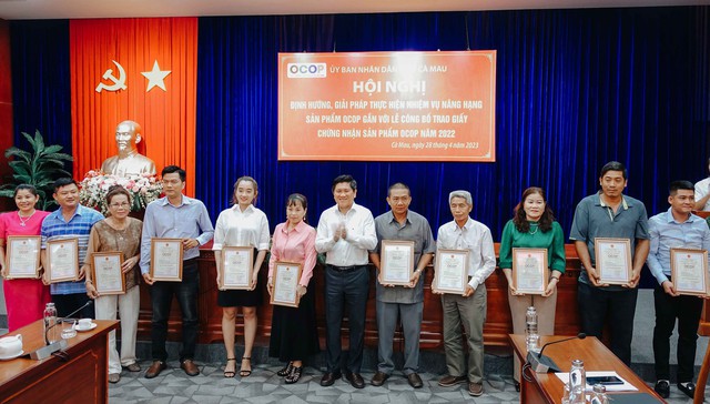 Ông Lê Văn Sử - Phó Chủ tịch UBND tỉnh Cà Mau trao giấy chứng nhận sản phẩm OCOP năm 2022 cho các chủ thể.