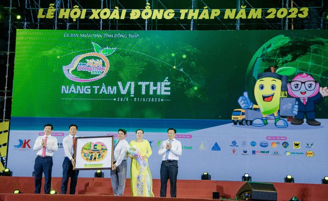 Lãnh đạo UBND tỉnh Đồng Tháp tặng hoa chúc mừng Hiệp hội ngành Xoài Đồng Tháp.