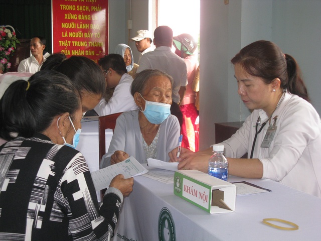Y bác sĩ Bệnh viện Medic Bình Dương tận tình khám bệnh cho người dân xã An Bình Tây, huyện Ba Tri.