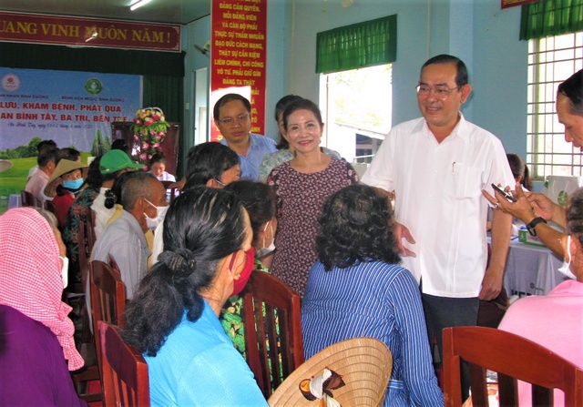Đại diện lãnh đạo địa phương cùng Đoàn từ thiện thăm hỏi sức khỏe người dân xã An Bình Tây, huyện Ba Tri