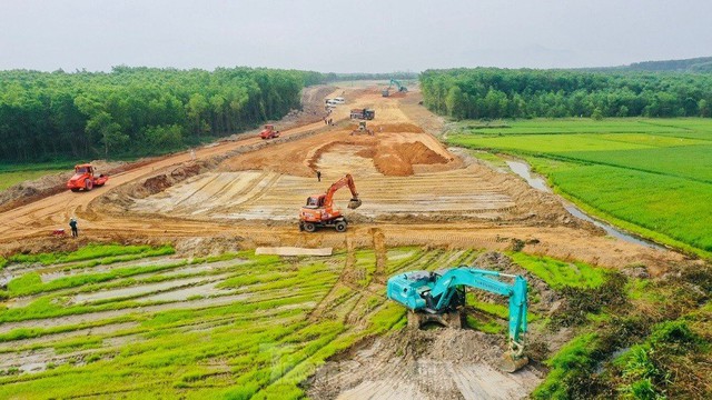 Tập trung hoàn thành GPMB dự án đường cao tốc Bắc - Nam đoạn qua tỉnh Quảng Ngãi - Ảnh 1.