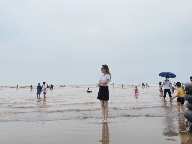 Thái Bình: Bãi biển Cồn Vành thu hút du khách du lịch vào dịp nghỉ lễ - Ảnh 4.