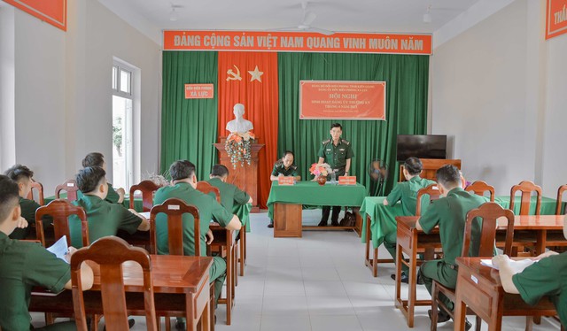 Đại tá Huỳnh Văn Đông, Bí thư Đảng uỷ, Chính ủy BĐBP tỉnh Kiên Giang phát biểu chỉ đạo tại buổi sinh hoạt Đảng uỷ thường kỳ tháng 4/2023 tại đồn Biên phòng Xà Lực.