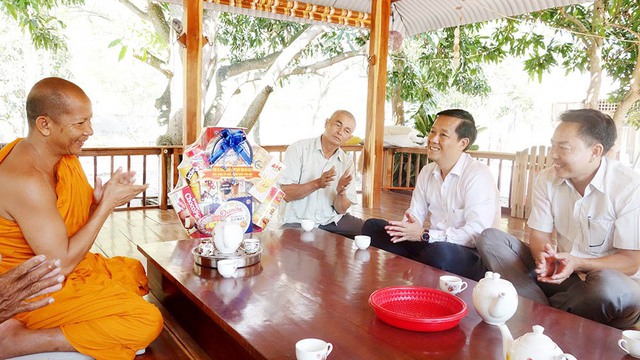 Đại tá Lê Phú Thạnh, Phó Giám đốc Công an tỉnh thăm hỏi, chúc Tết Thượng toạ Chau Rương, trụ trì chùa Pô Lés.