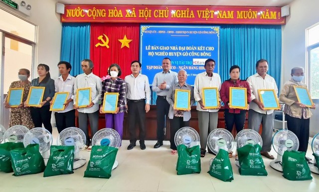 HD bank trao tặng 30 căn nhà đại đoàn kết cho tỉnh Tiền Giang - Ảnh 1.
