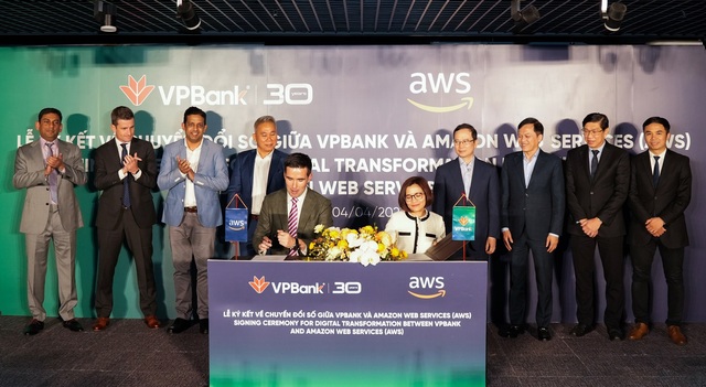 Hợp tác chiến lược VPBank - Amazon Web Services nâng tầm công nghệ ngân hàng số và trải nghiệm khách hàng - Ảnh 1.