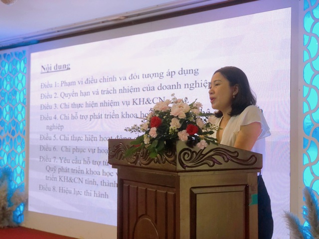 Bà Nguyễn Thị Thu Hiền - Phó Vụ trưởng Vụ Kế hoạch Tài chính, Bộ KH-CN, hướng dẫn về điều kiện, thủ tục, hồ sơ cấp Giấy chứng nhận doanh nghiệp KH-CN.