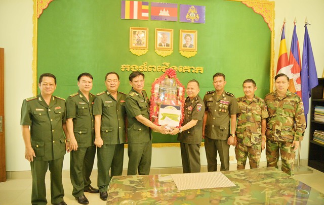 Đại tá Võ Văn Sử, Tỉnh ủy viên, Chỉ huy trưởng BĐBP Kiên Giang, thăm, tặng quà Cục Biên phòng - Bộ tư lệnh Lục quân Hoàng gia Campuchia.