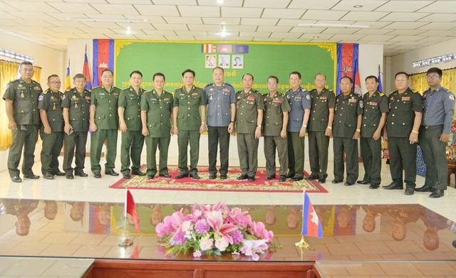 Chụp ảnh lưu niệm cùng cán bộ, chiến sĩ Tiểu đoàn trấn áp tội phạm và Tiểu khu Quân sự tỉnh Sihanouk – Vương quốc Campuchia