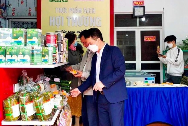 Cửa hàng kinh doanh thực phẩm Hợi Thương ở thôn Thụy Khuê, xã Sài Sơn.
