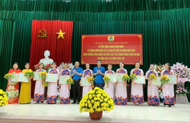 Thái Bình: Công đoàn huyện Tiền Hải trao quà cho 162 đoàn viên, công nhân lao động trong dịp Tháng công nhân. - Ảnh 1.
