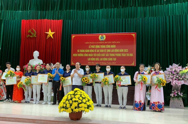 Thái Bình: Công đoàn huyện Tiền Hải trao quà cho 162 đoàn viên, công nhân lao động trong dịp Tháng công nhân. - Ảnh 2.