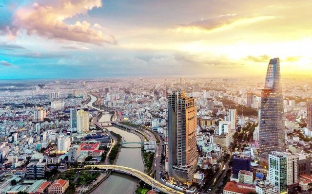 Standard Chartered hạ dự báo tăng trưởng GDP năm 2023 của Việt Nam - Ảnh 1.